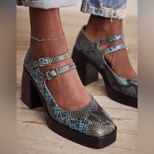 NIB Free People Ruby Double Strap Platform Mary Janes in Blue Snake Size 9 / 39
